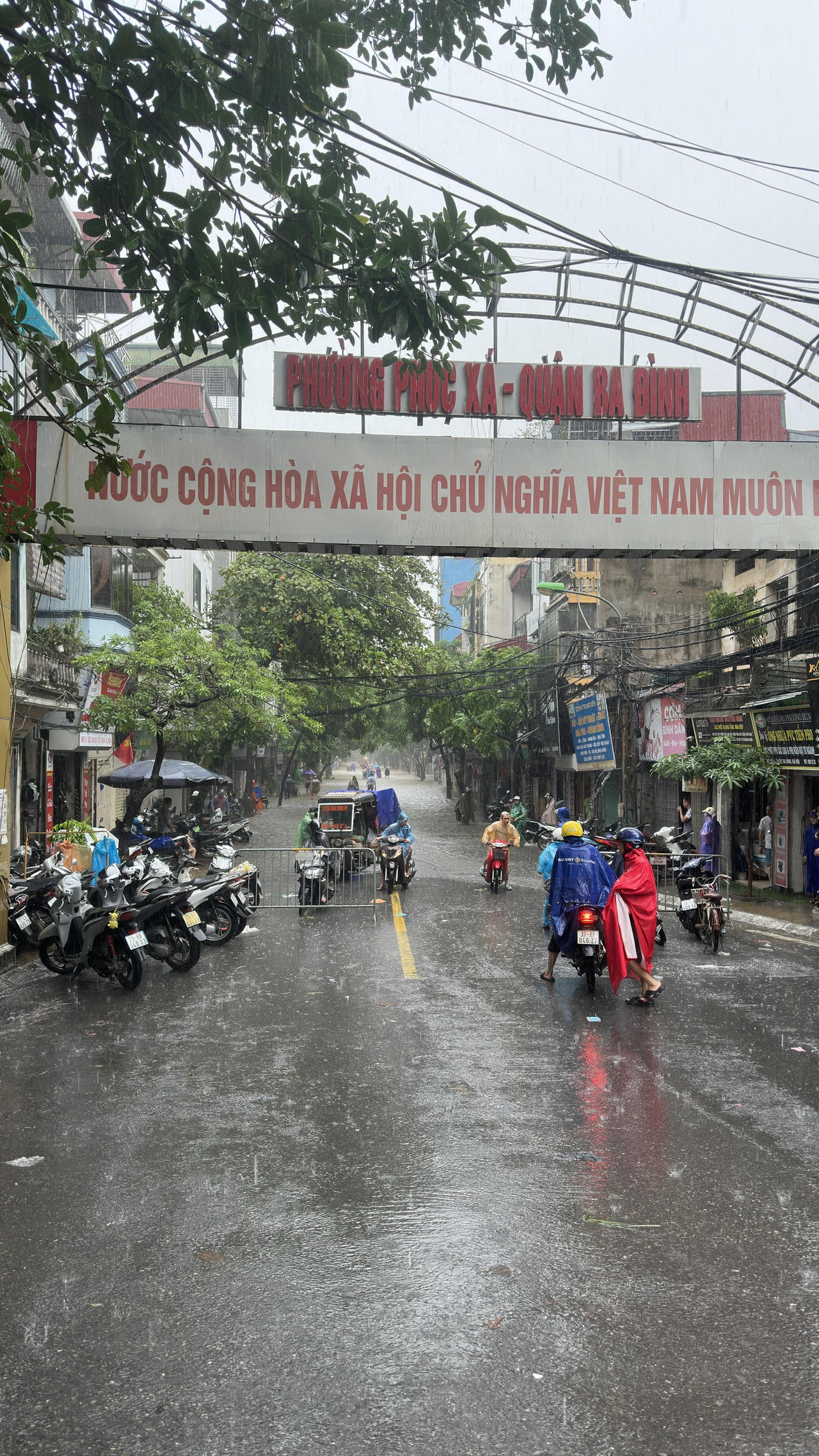 Nước dâng cao đã ngập úng các khu vực ven sông Hồng 