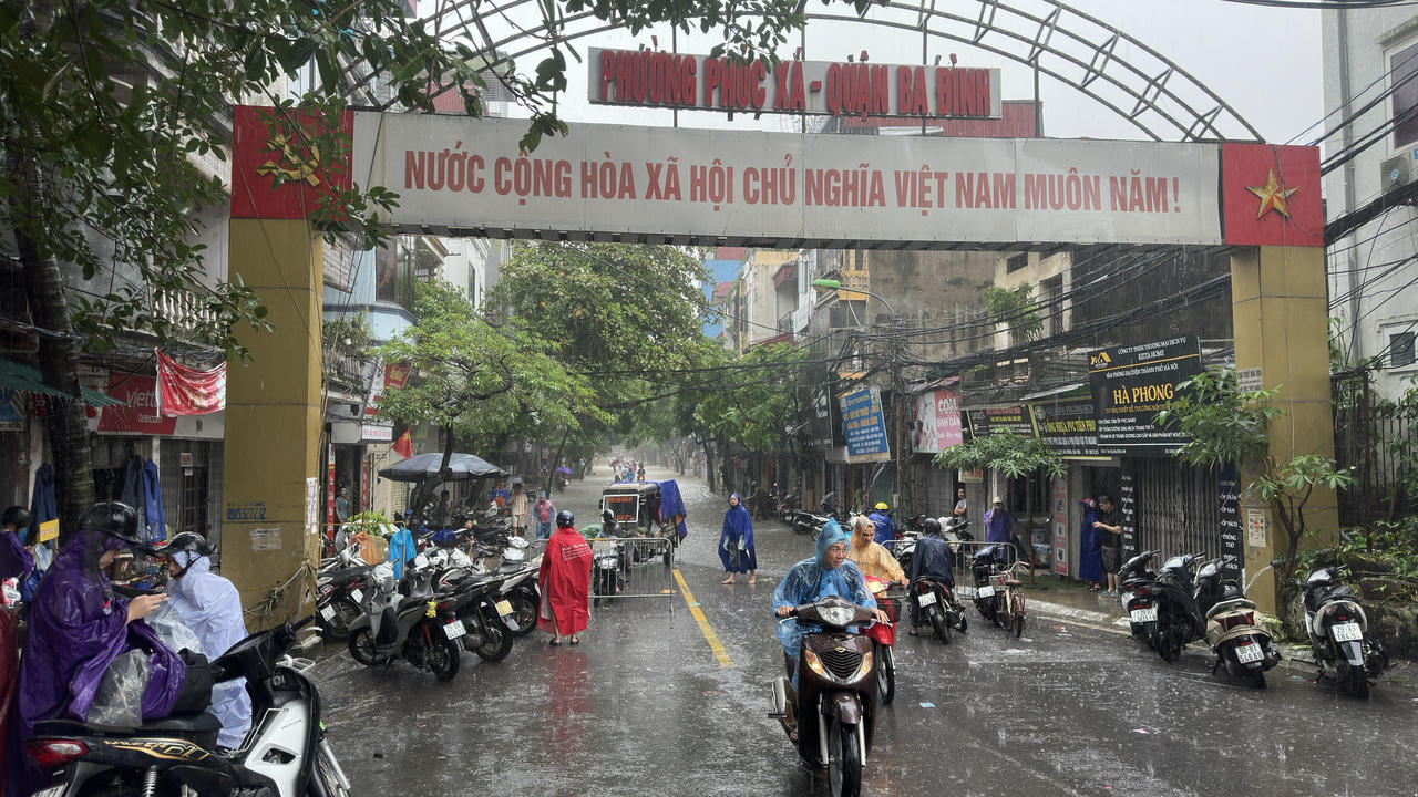 Nước dâng cao đã ngập úng các khu vực ven sông Hồng 