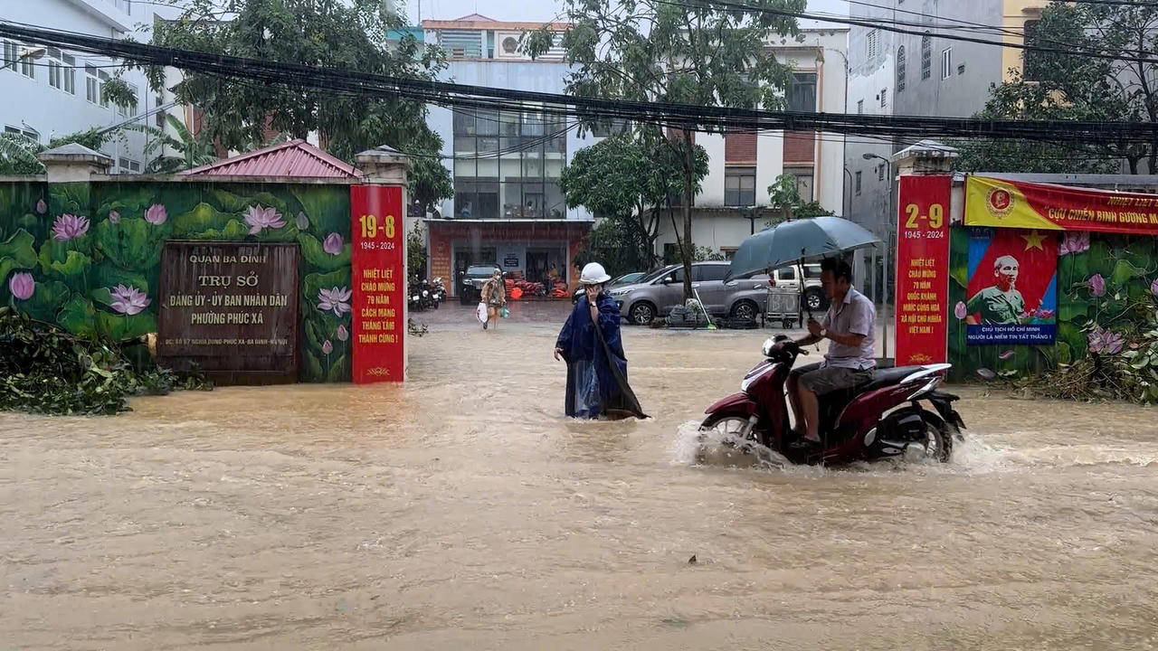 Nước dâng cao đã ngập úng các khu vực ven sông Hồng 