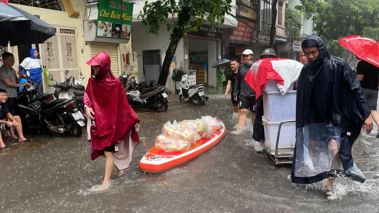 Nước dâng cao đã ngập úng các khu vực ven sông Hồng 