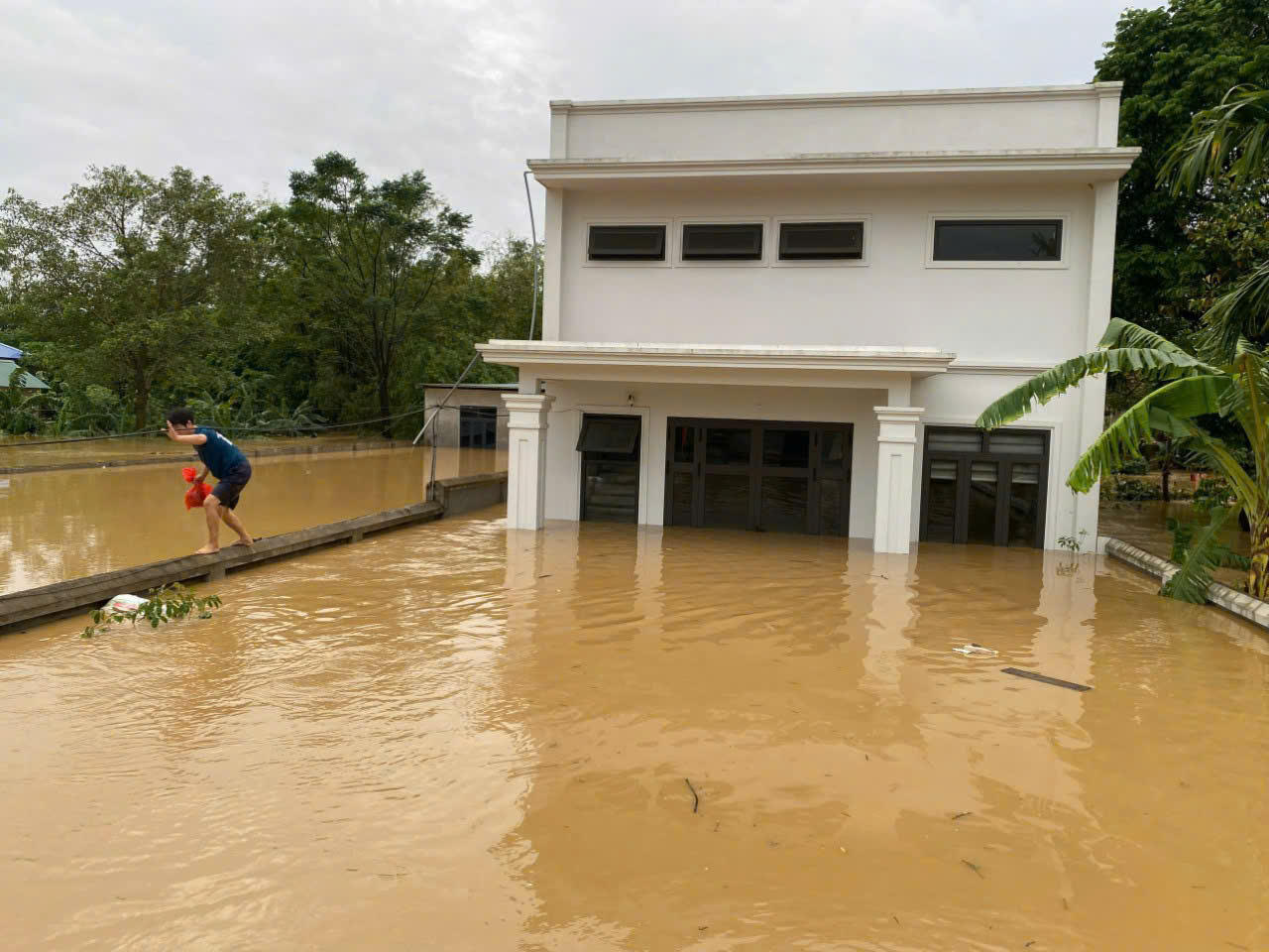 Nước tràn đê quai sông Cầu ở Sóc Sơn, hơn 200 hộ dân bị ‘cô lập’ 