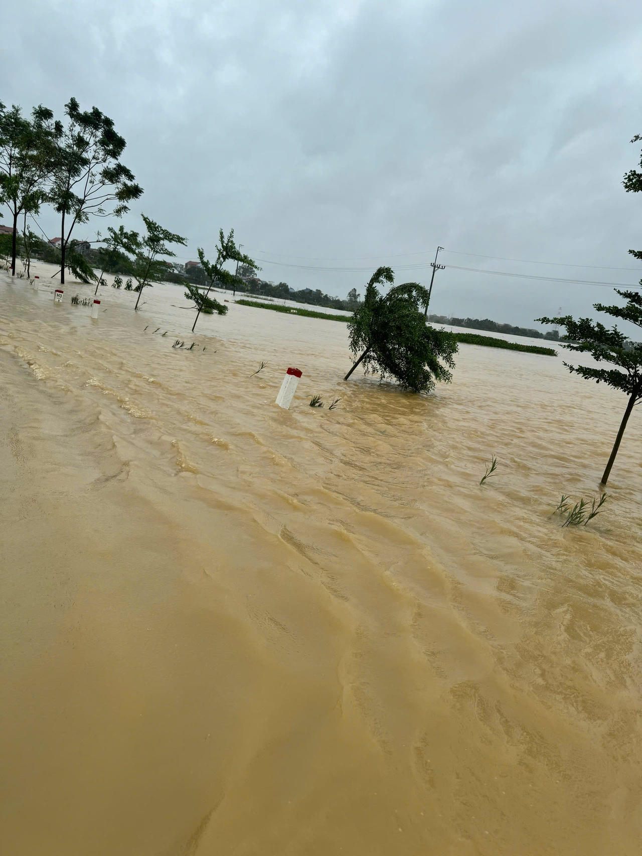 Nước tràn đê quai sông Cầu ở Sóc Sơn, hơn 200 hộ dân bị ‘cô lập’ 