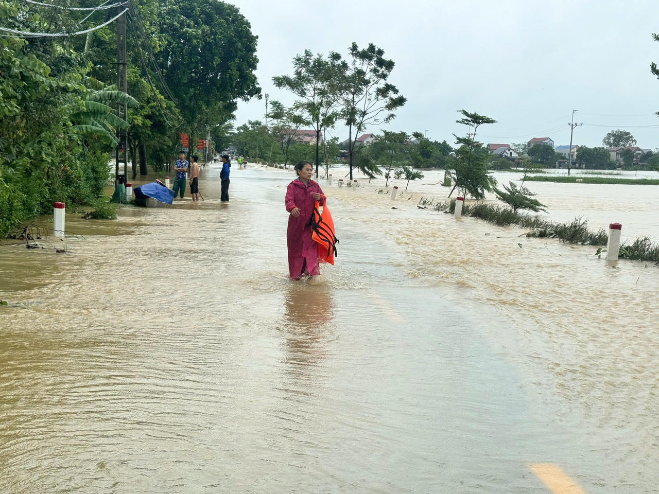 Nước tràn đê quai sông Cầu ở Sóc Sơn, hơn 200 hộ dân bị ‘cô lập’ 