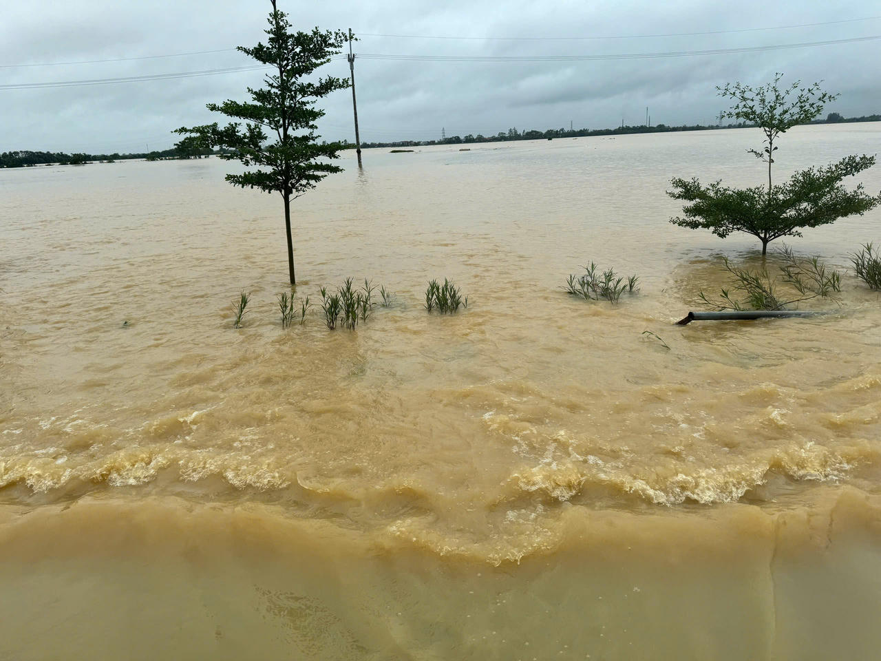 Nước tràn đê quai sông Cầu ở Sóc Sơn, hơn 200 hộ dân bị ‘cô lập’ 