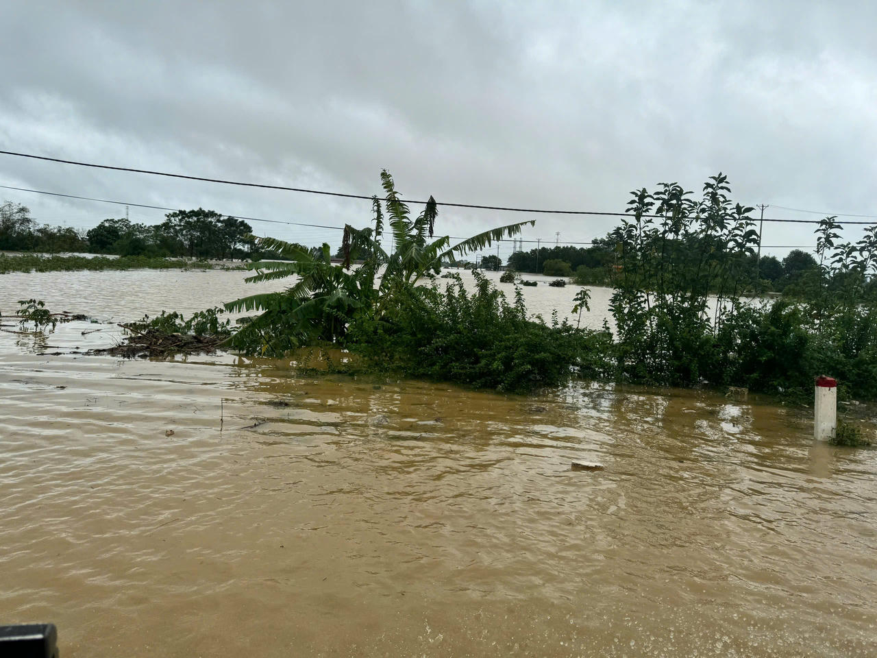 Nước tràn đê quai sông Cầu ở Sóc Sơn, hơn 200 hộ dân bị ‘cô lập’ 