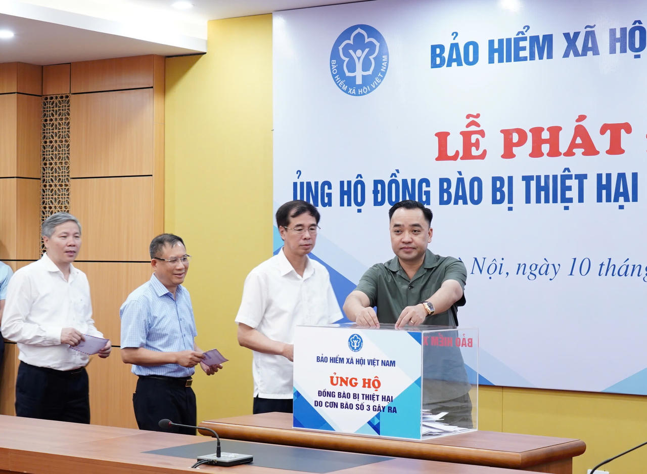 BHXH Việt Nam trao số tiền 350 triệu đồng tới Quỹ ủng hộ đồng bào bị thiệt hại do cơn bão số 3 gây ra