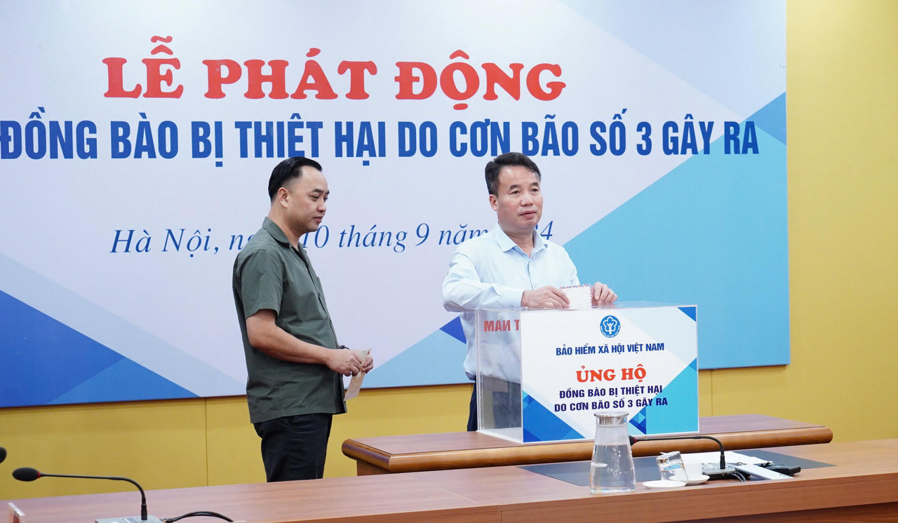 BHXH Việt Nam trao số tiền 350 triệu đồng tới Quỹ ủng hộ đồng bào bị thiệt hại do cơn bão số 3 gây ra