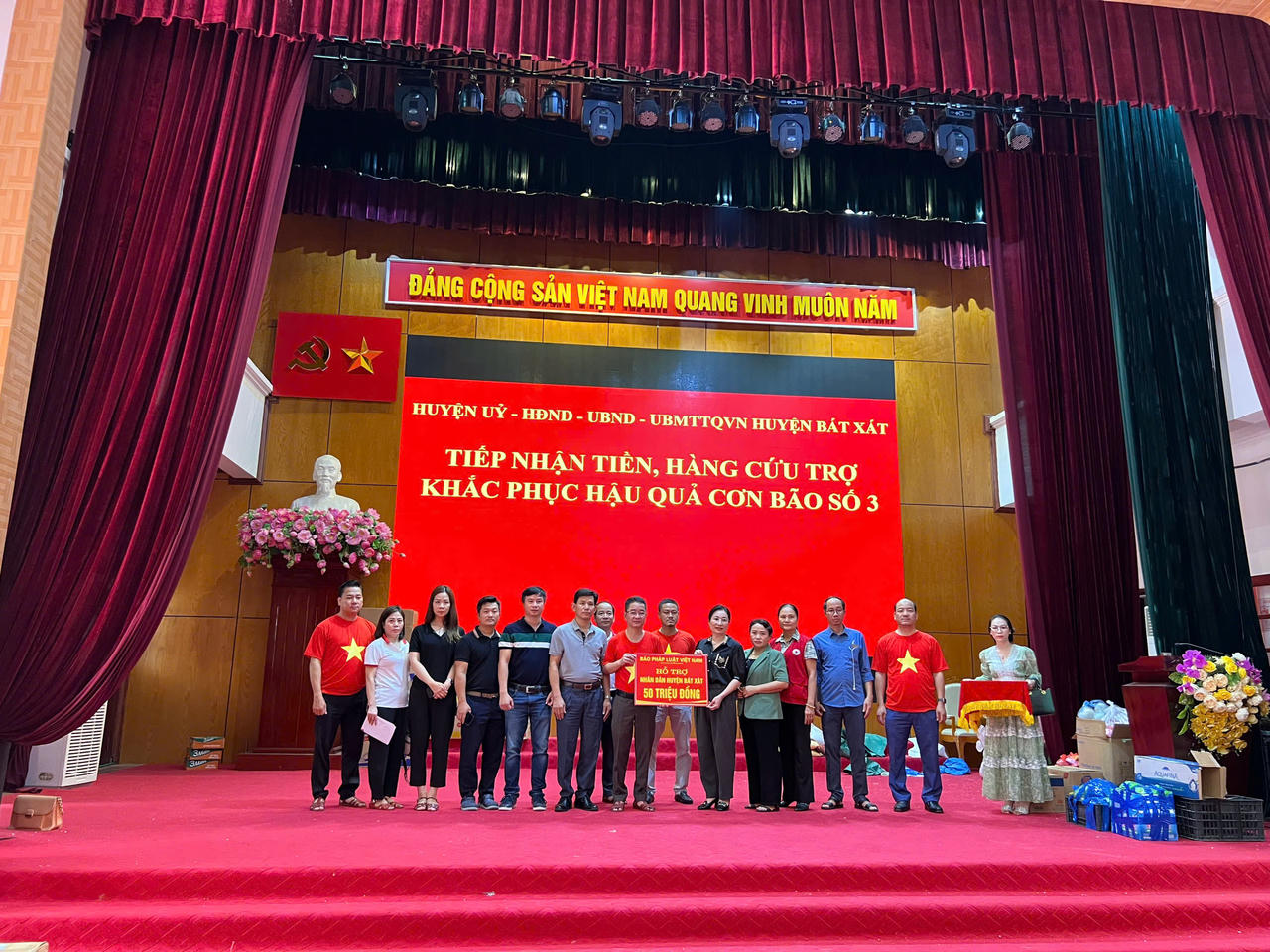 Xúc động hành trình Báo Pháp luật Việt Nam đến với 'tâm lũ' Lào Cai