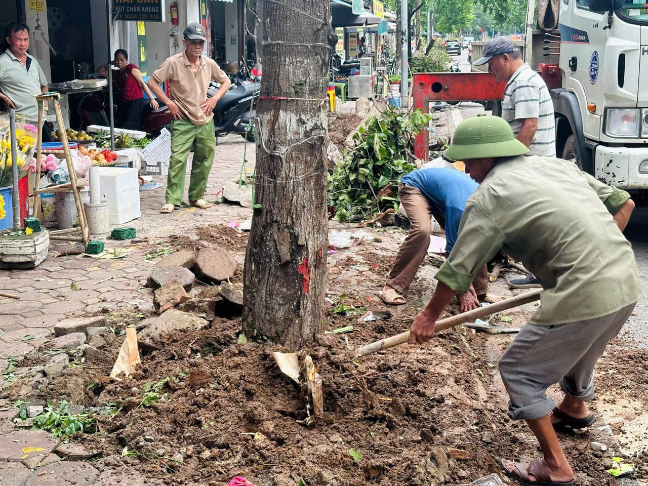 Phố phường Hà Nội ‘thay áo’ sau đợt tổng dọn dẹp tàn dư bão số 3
