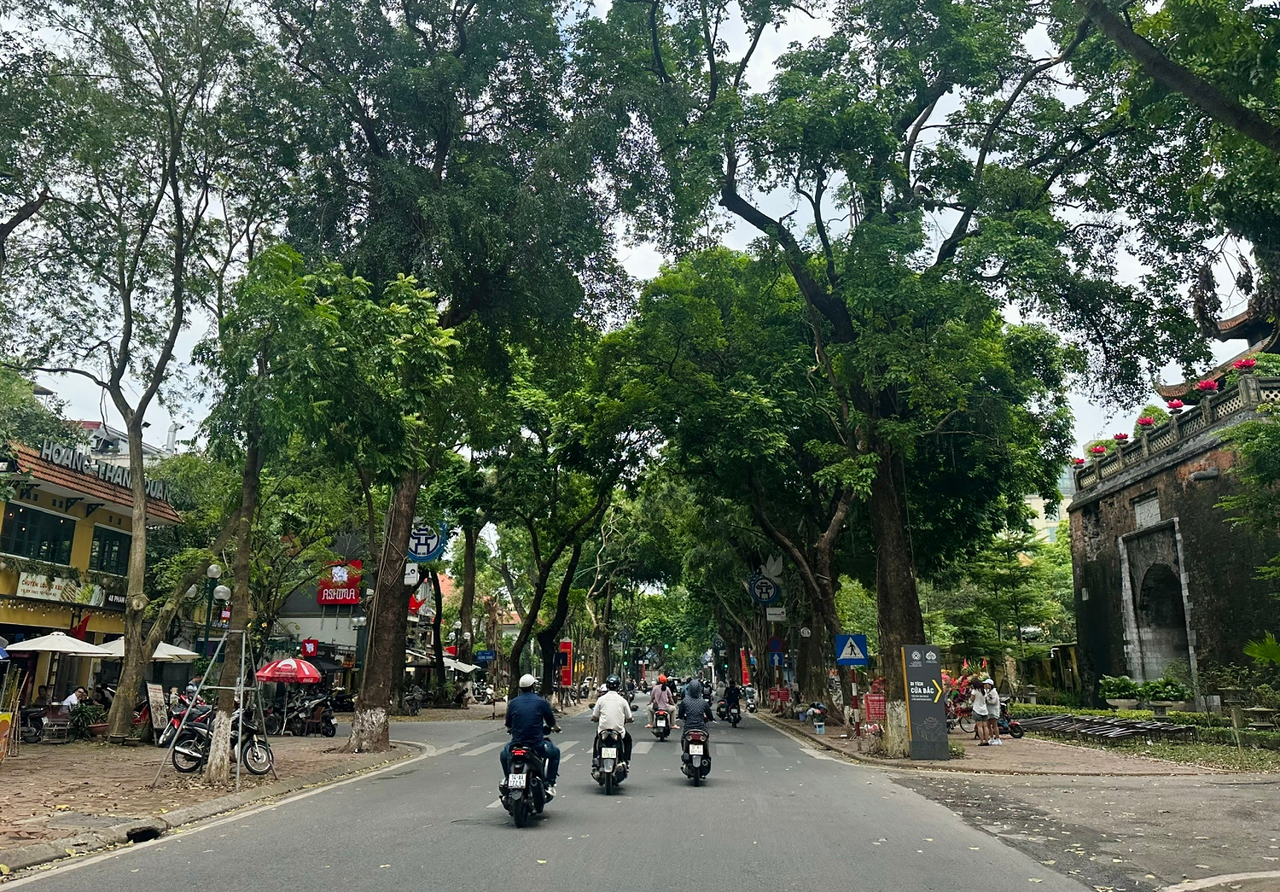 Phố phường Hà Nội ‘thay áo’ sau đợt tổng dọn dẹp tàn dư bão số 3