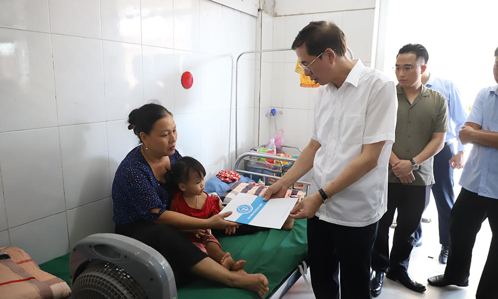 Phó Tổng Giám đốc BHXH Việt Nam thăm hỏi, tặng quà người dân bị ảnh hưởng bão lũ ở Lào Cai