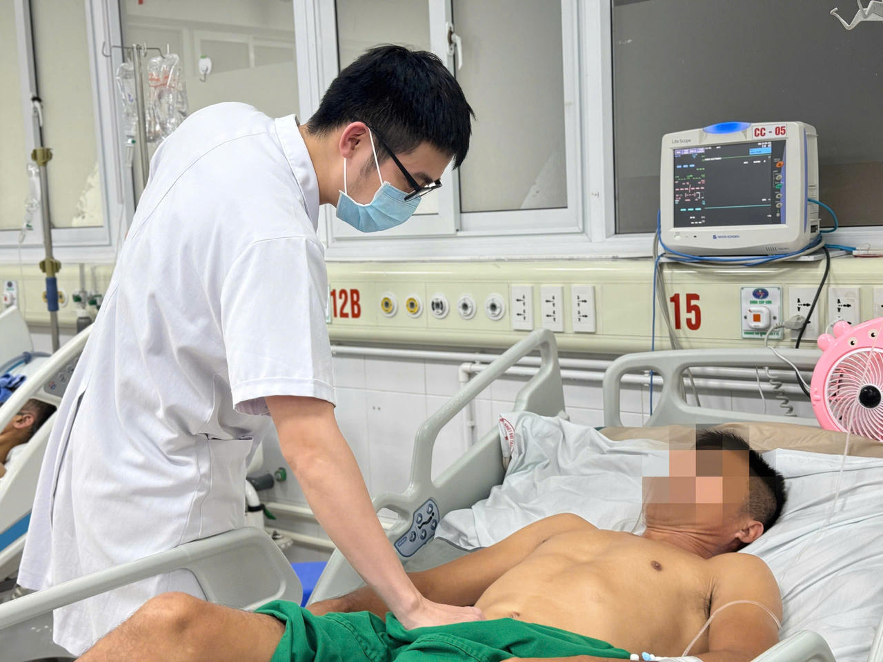 Người đàn ông bị uốn ván vì viên gạch rơi vào chân