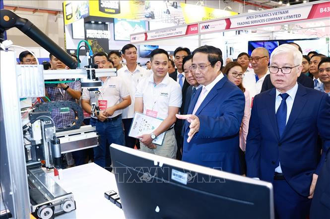 Thủ tướng: Bình Dương cần tiên phong xanh hóa, số hóa nền kinh tế