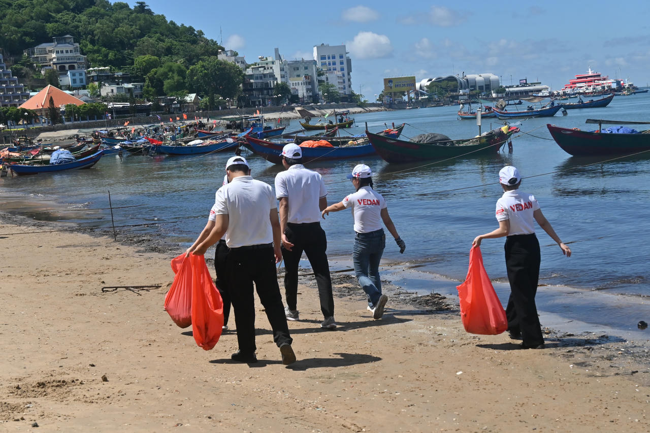 VEDAN Việt Nam chung tay tham gia dọn dẹp vệ sinh bãi biển Vũng Tàu