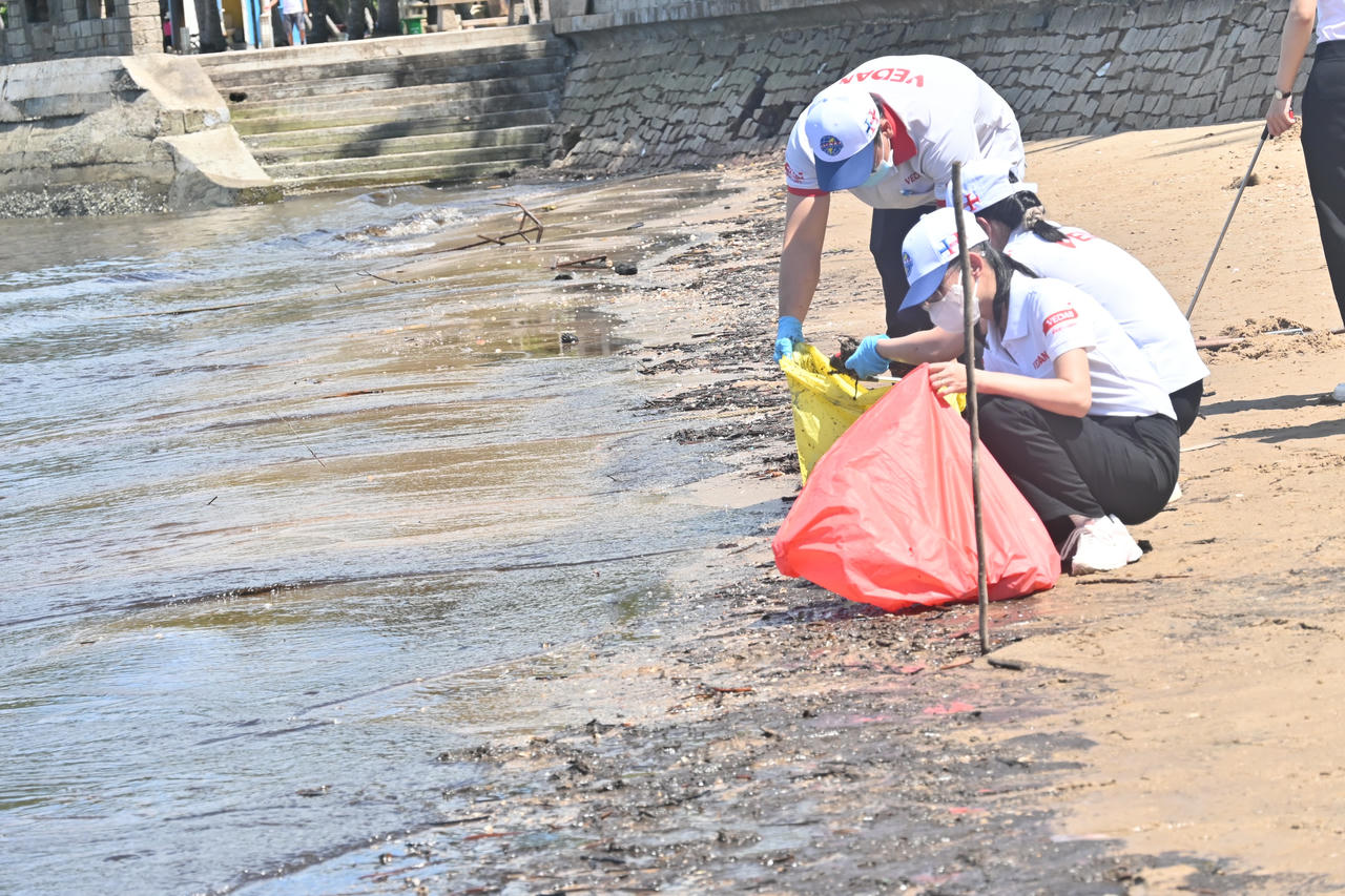 VEDAN Việt Nam chung tay tham gia dọn dẹp vệ sinh bãi biển Vũng Tàu
