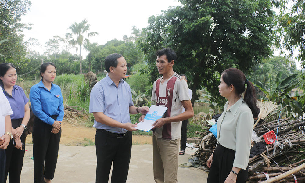 Ngành BHXH Việt Nam chia sẻ khó khăn với người dân Tuyên Quang sau bão số 3