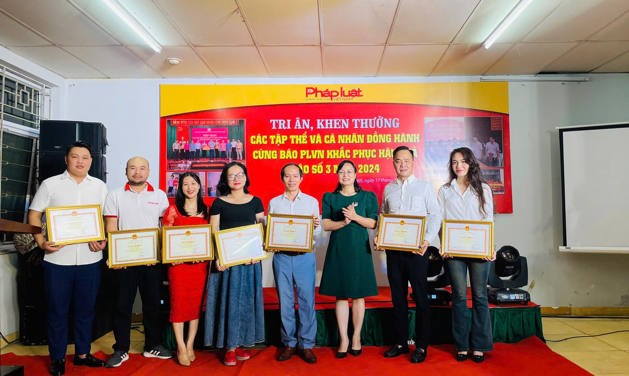 Báo Pháp luật Việt Nam tri ân, khen thưởng cá nhân, doanh nghiệp chung sức hỗ trợ đồng bào thiệt hại do bão lũ 