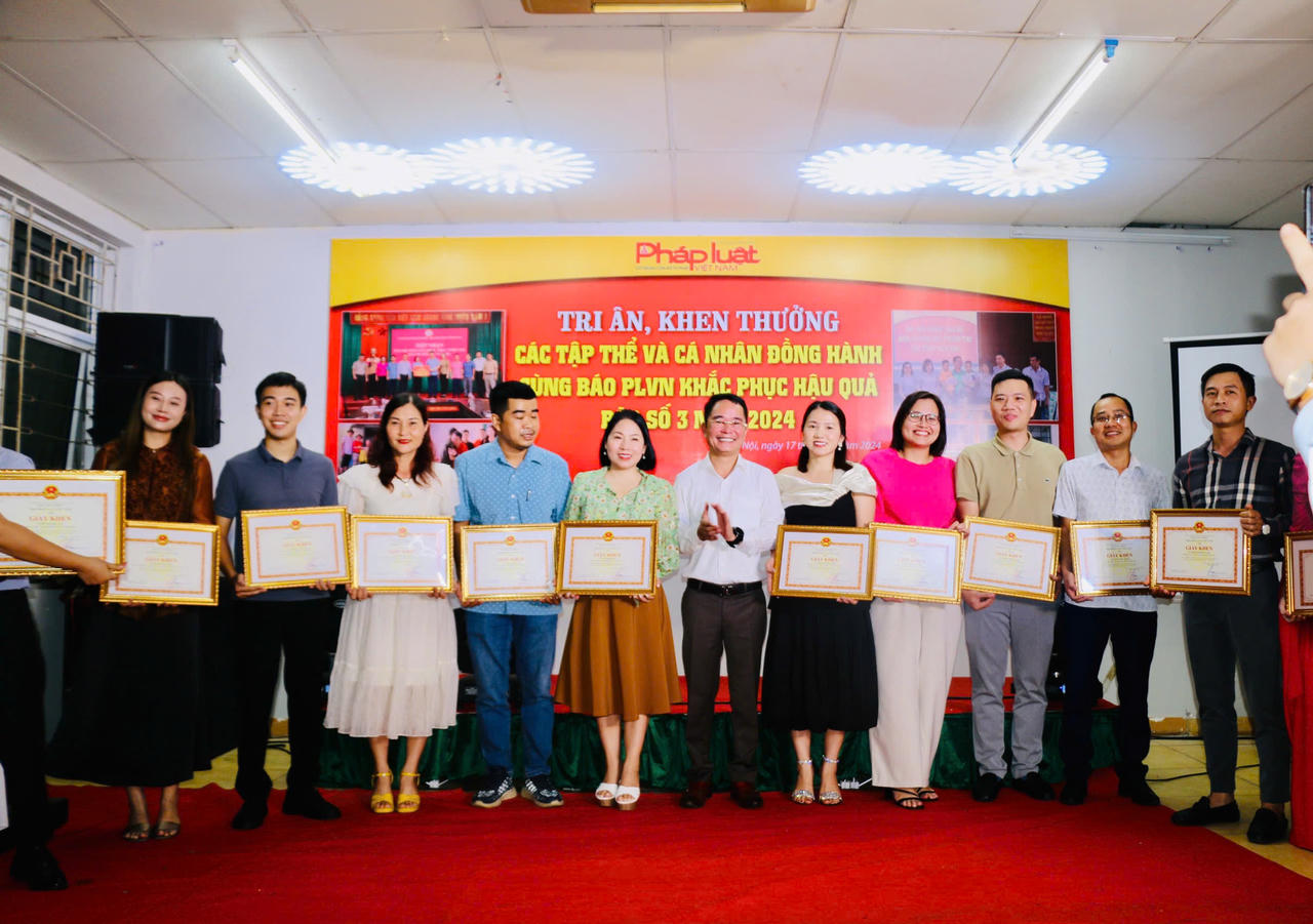 Báo Pháp luật Việt Nam tri ân, khen thưởng cá nhân, doanh nghiệp chung sức hỗ trợ đồng bào thiệt hại do bão lũ 