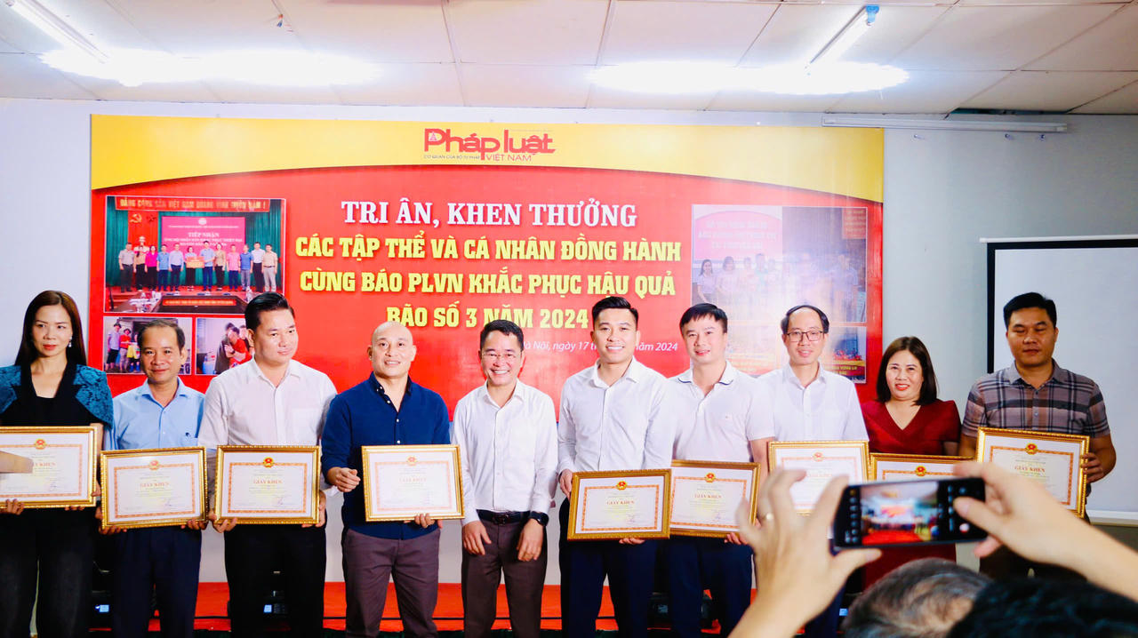 Báo Pháp luật Việt Nam tri ân, khen thưởng cá nhân, doanh nghiệp chung sức hỗ trợ đồng bào thiệt hại do bão lũ 