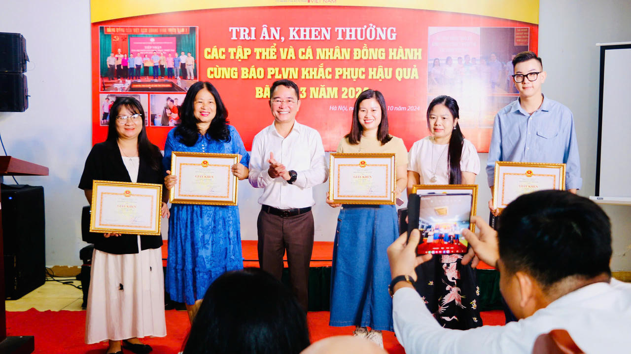 Báo Pháp luật Việt Nam tri ân, khen thưởng cá nhân, doanh nghiệp chung sức hỗ trợ đồng bào thiệt hại do bão lũ 