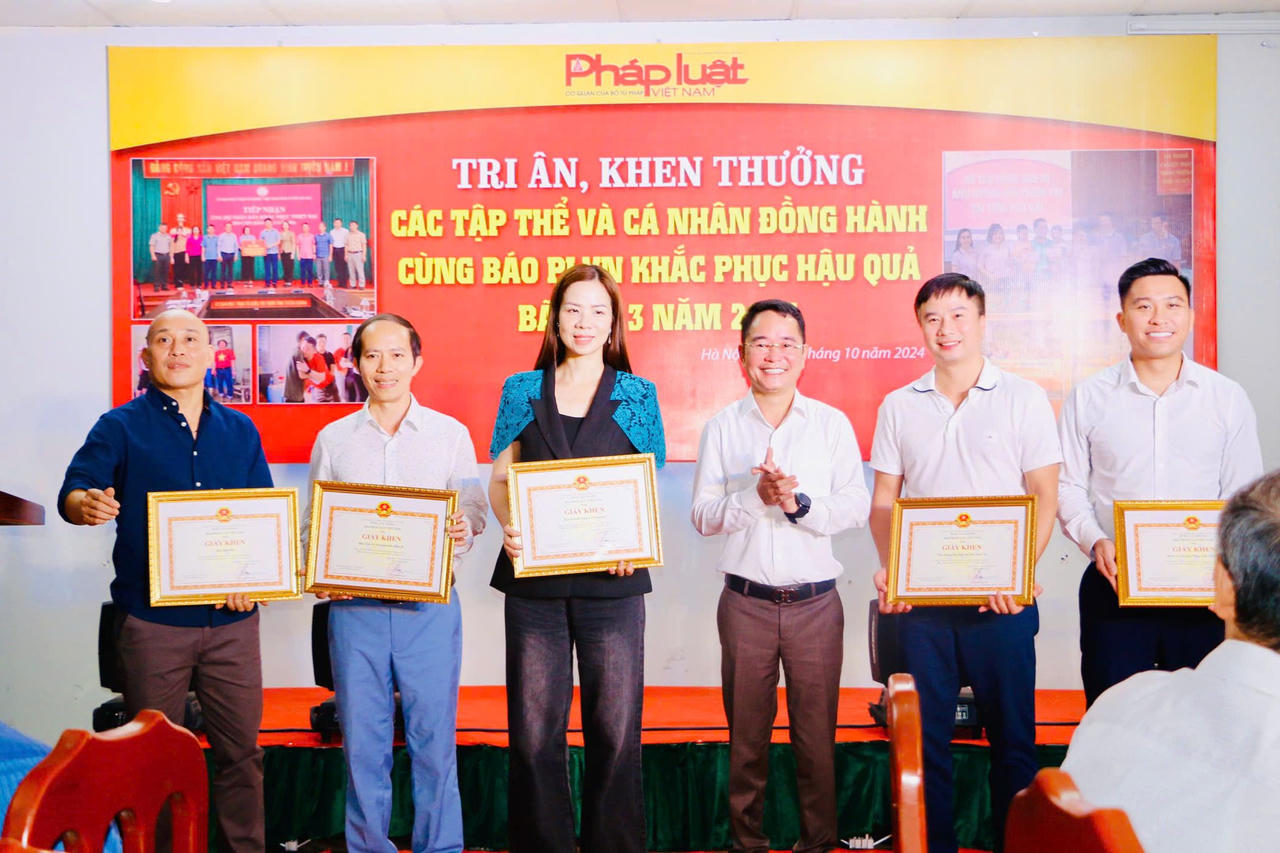 Báo Pháp luật Việt Nam tri ân, khen thưởng cá nhân, doanh nghiệp chung sức hỗ trợ đồng bào thiệt hại do bão lũ 