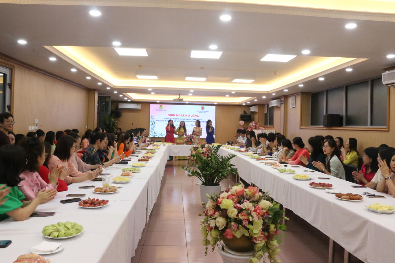 Nữ cán bộ ngành Tư pháp tự tin, tỏa sáng dịp 20/10