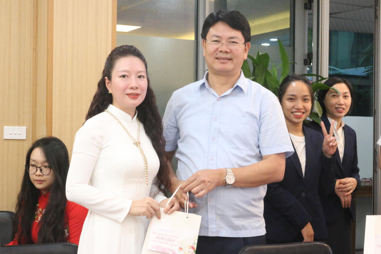 Nữ cán bộ ngành Tư pháp tự tin, tỏa sáng dịp 20/10