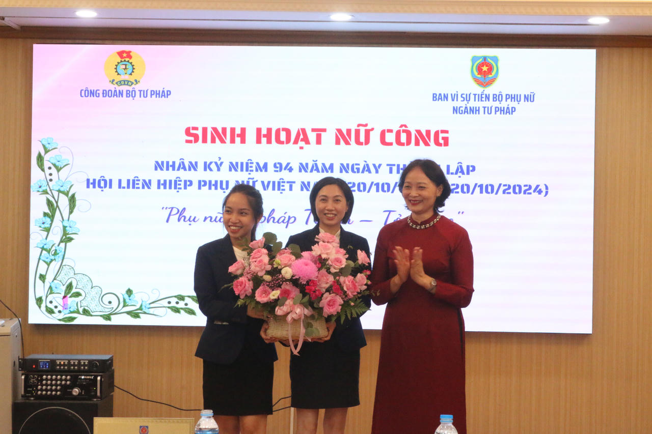 Nữ cán bộ ngành Tư pháp tự tin, tỏa sáng dịp 20/10