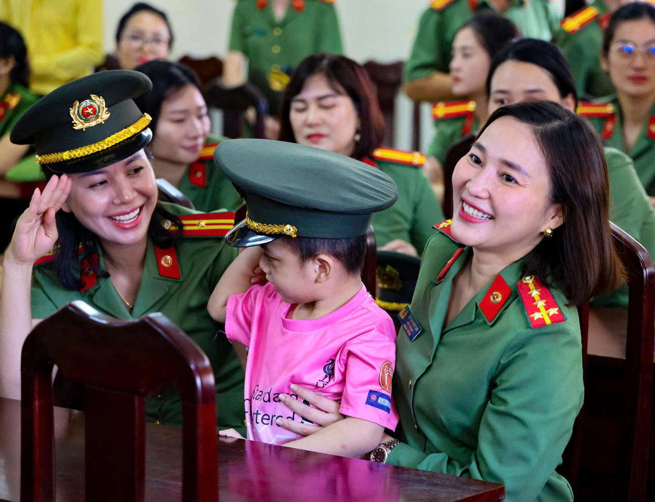 140 phần quà nghĩa tình tặng các em nhỏ tại Trung tâm công tác xã hội thành phố Cần Thơ 