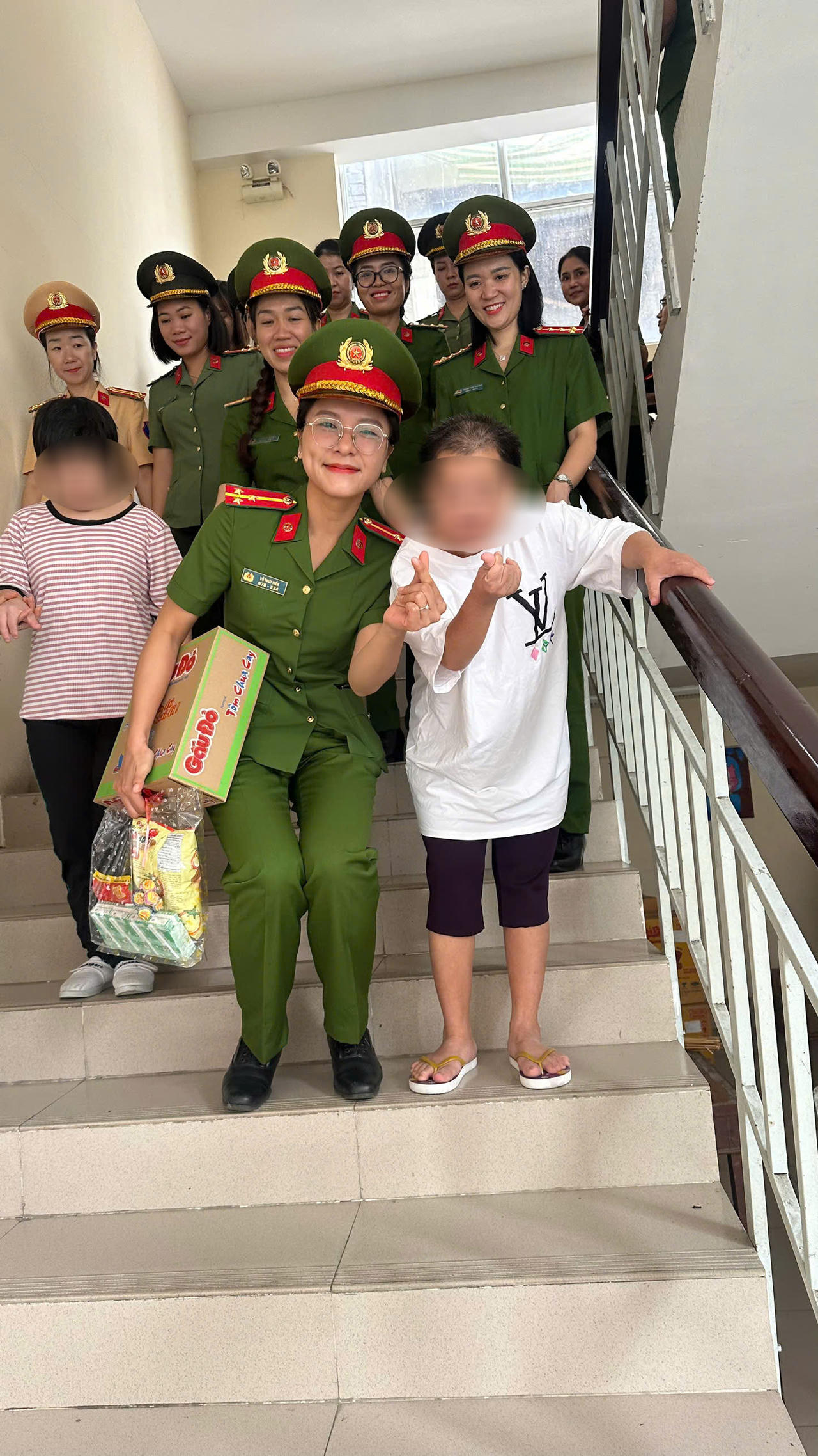 140 phần quà nghĩa tình tặng các em nhỏ tại Trung tâm công tác xã hội thành phố Cần Thơ 