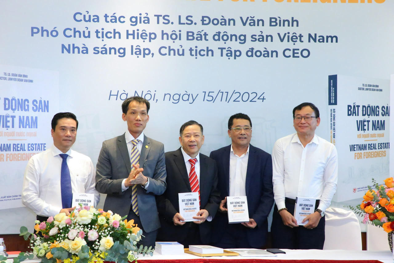 TS. LS Đoàn Văn Bình ra mắt cuốn sách song ngữ ‘Bất động sản Việt Nam với người nước ngoài’ 