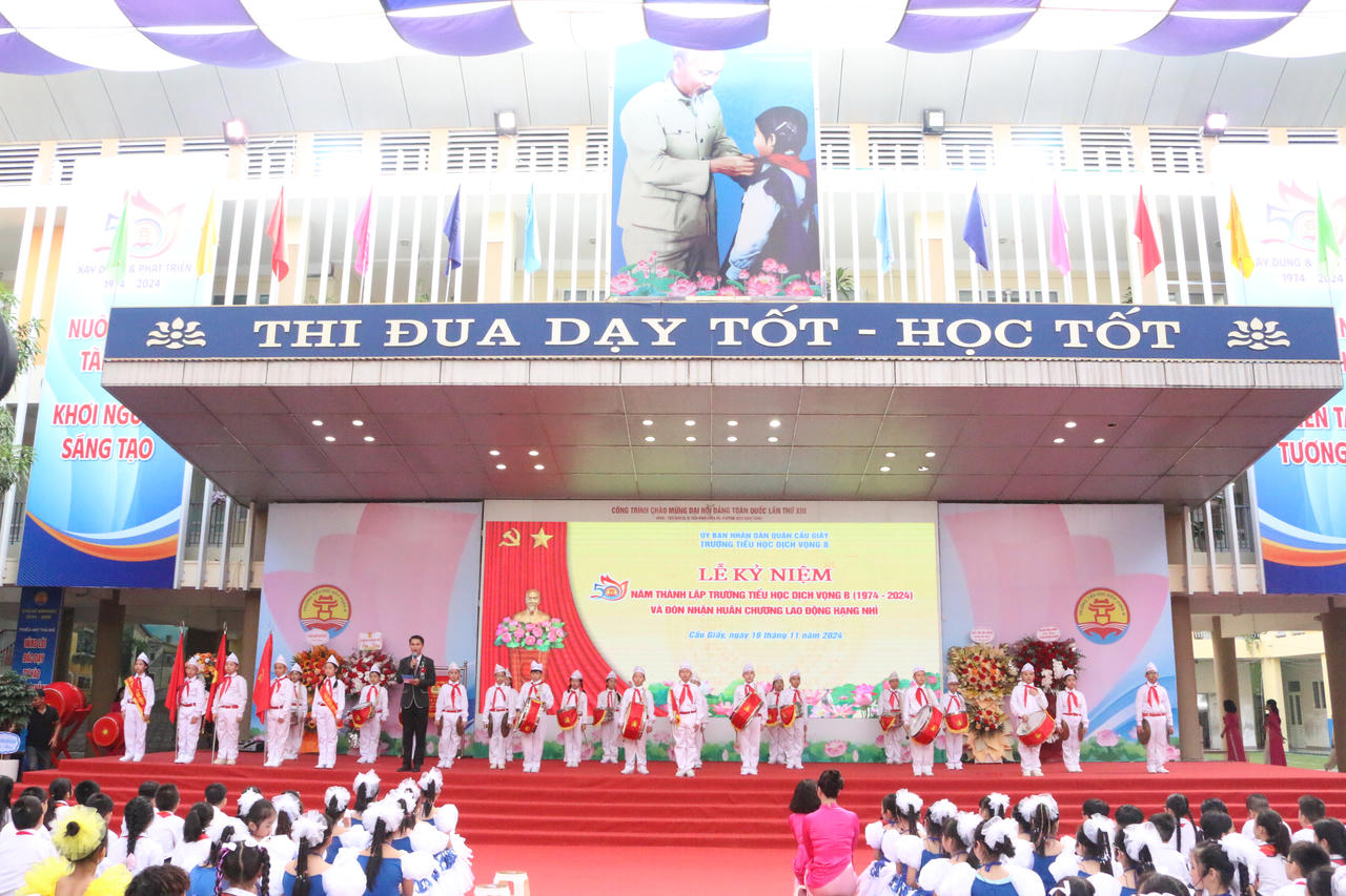 Trường Tiểu học Dịch Vọng B kỷ niệm 50 năm ngày thành lập trường và đón nhận Huân chương lao động Hạng Nhì 