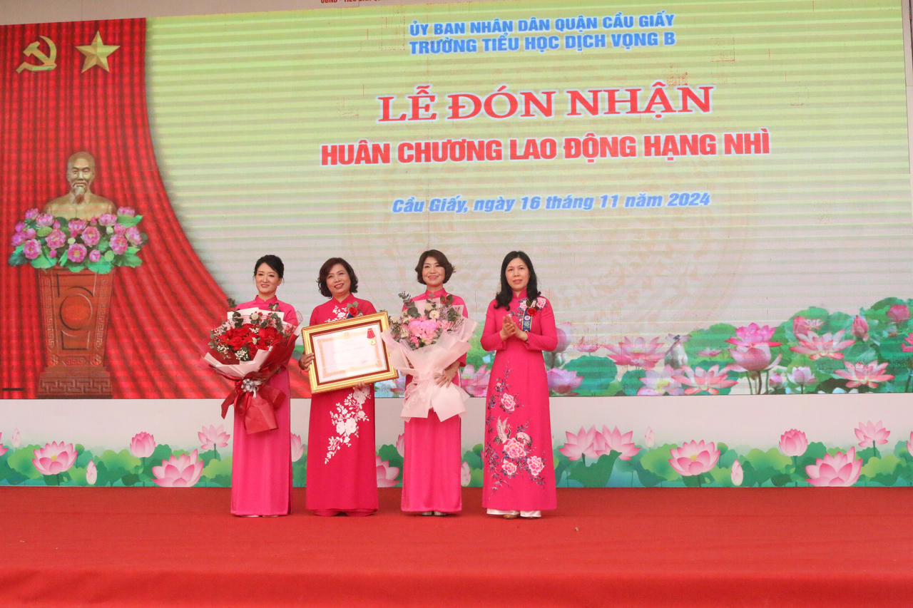 Trường Tiểu học Dịch Vọng B kỷ niệm 50 năm ngày thành lập trường và đón nhận Huân chương lao động Hạng Nhì 