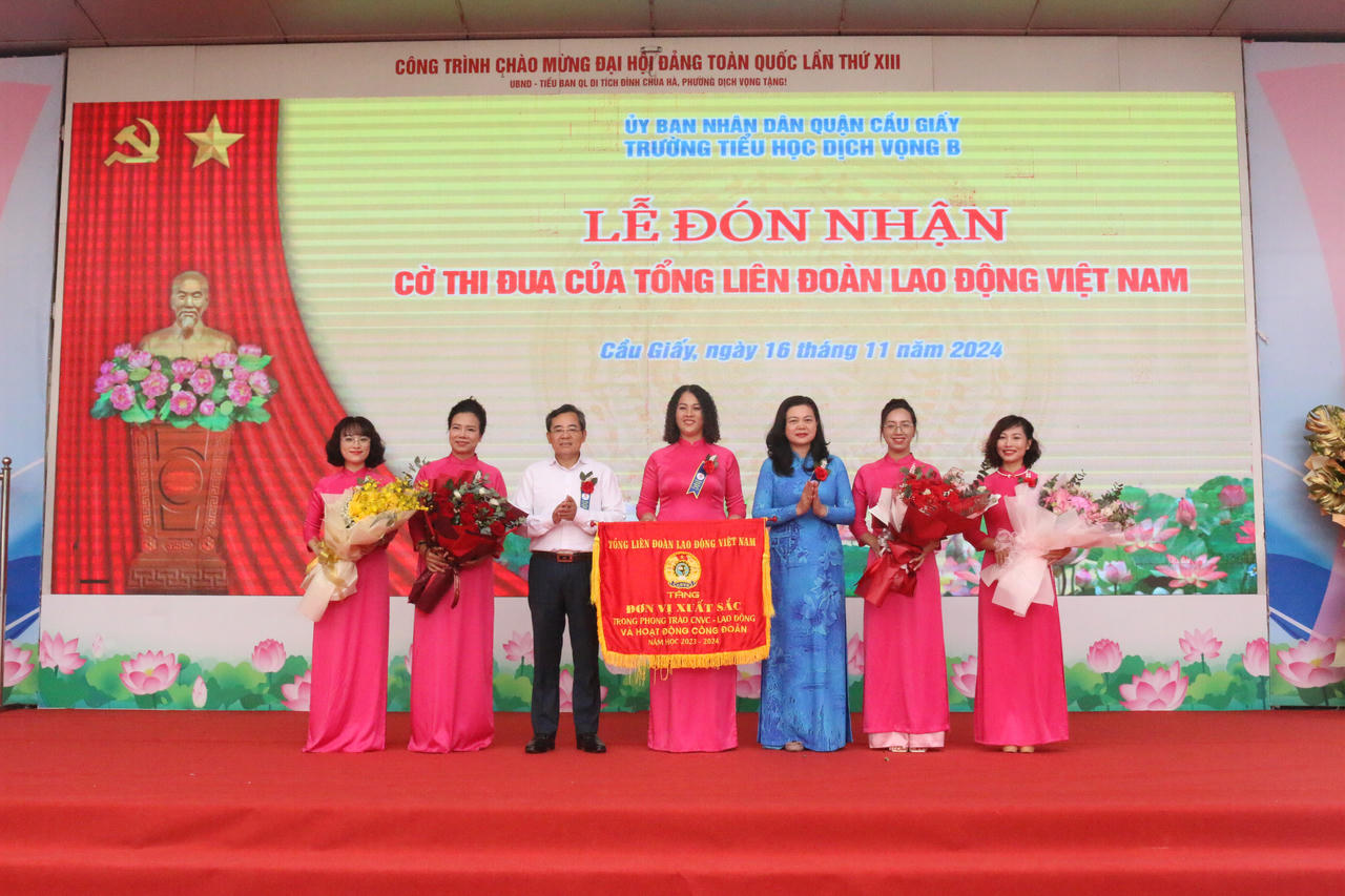 Trường Tiểu học Dịch Vọng B kỷ niệm 50 năm ngày thành lập trường và đón nhận Huân chương lao động Hạng Nhì 