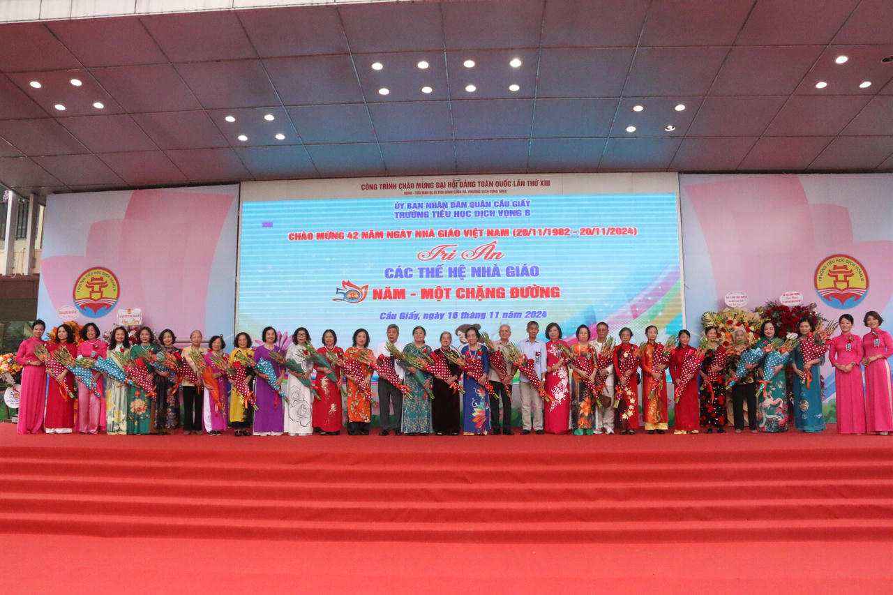 Trường Tiểu học Dịch Vọng B kỷ niệm 50 năm ngày thành lập trường và đón nhận Huân chương lao động Hạng Nhì 