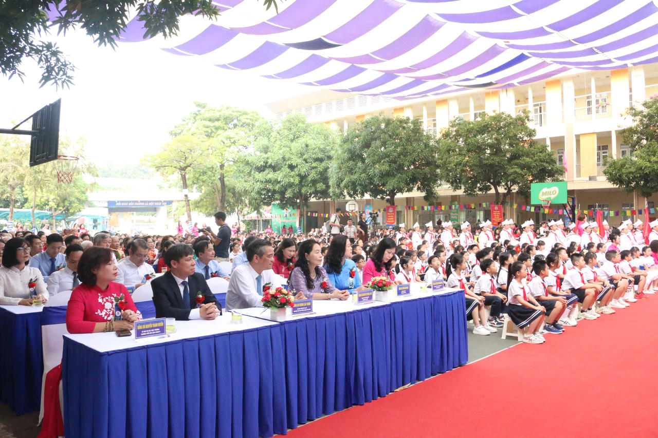 Trường Tiểu học Dịch Vọng B kỷ niệm 50 năm ngày thành lập trường và đón nhận Huân chương lao động Hạng Nhì 