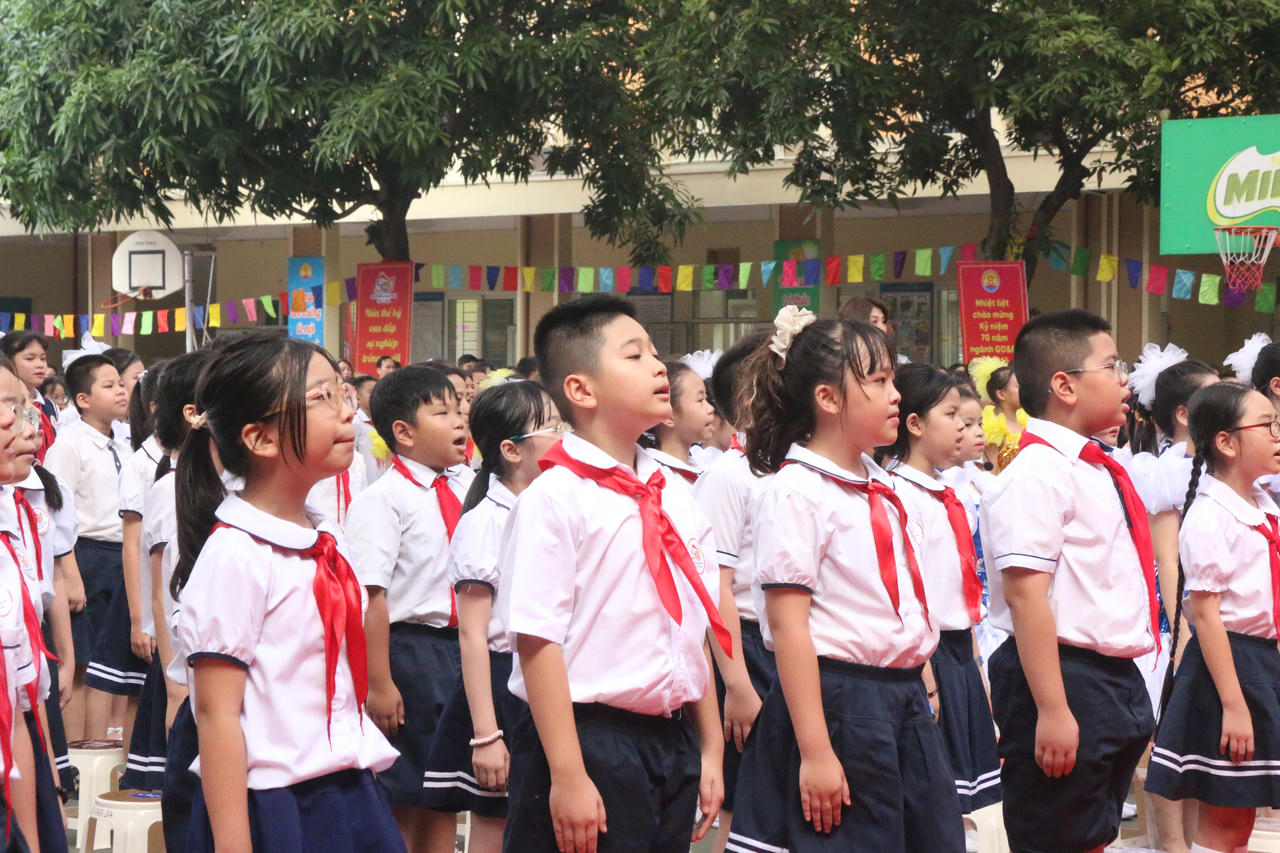 Trường Tiểu học Dịch Vọng B kỷ niệm 50 năm ngày thành lập trường và đón nhận Huân chương lao động Hạng Nhì 