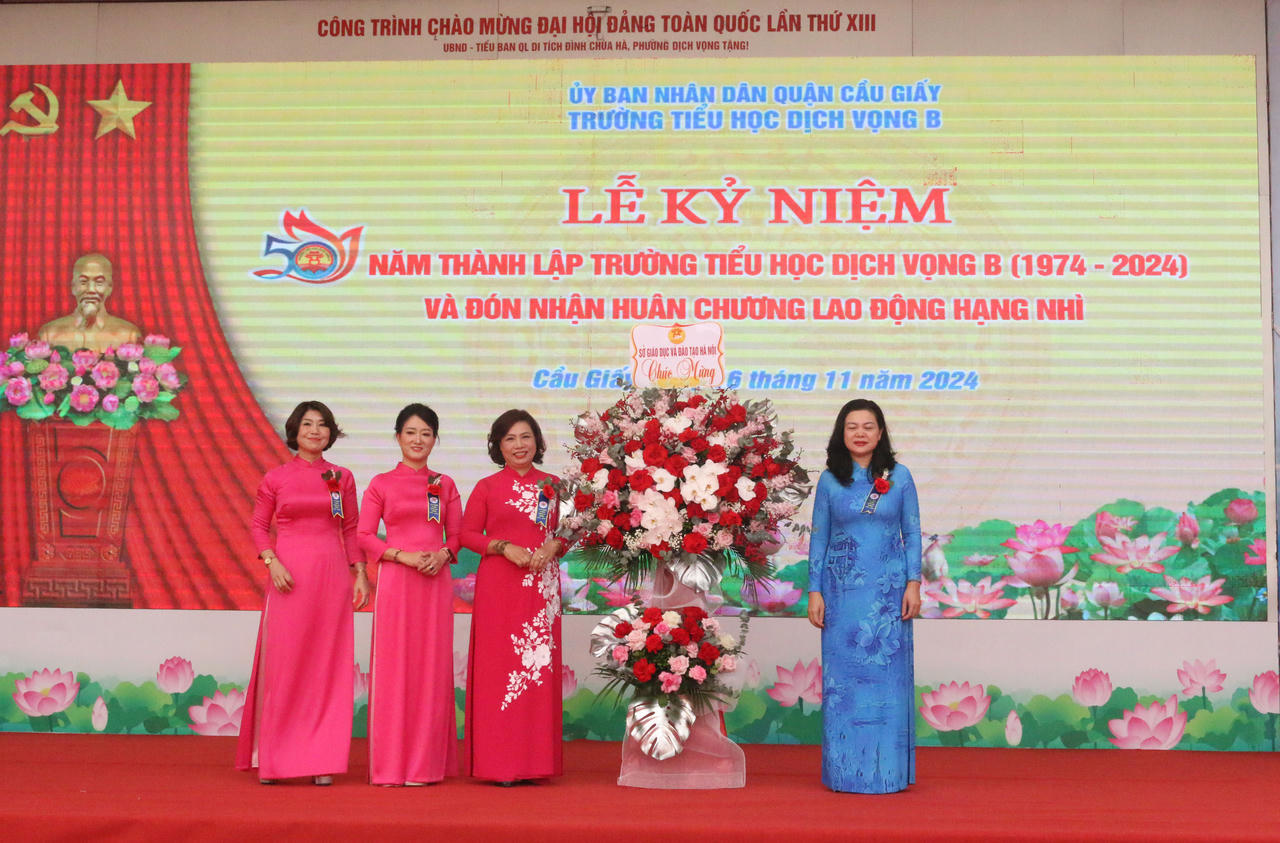 Trường Tiểu học Dịch Vọng B kỷ niệm 50 năm ngày thành lập trường và đón nhận Huân chương lao động Hạng Nhì 
