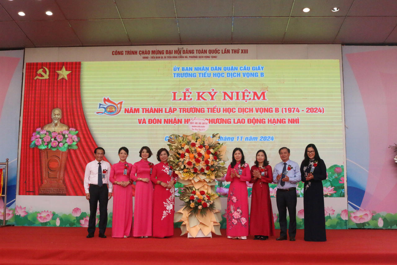 Trường Tiểu học Dịch Vọng B kỷ niệm 50 năm ngày thành lập trường và đón nhận Huân chương lao động Hạng Nhì 