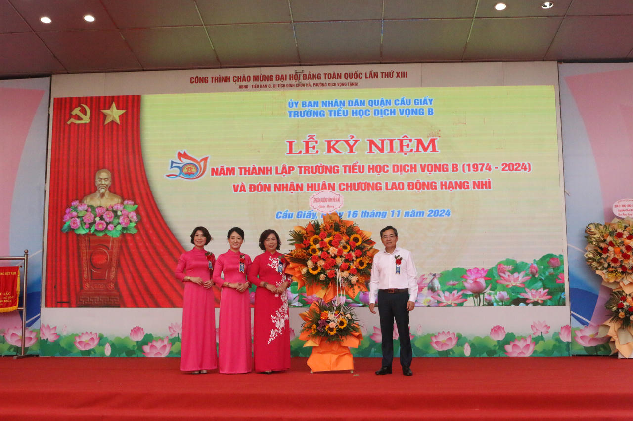 Trường Tiểu học Dịch Vọng B kỷ niệm 50 năm ngày thành lập trường và đón nhận Huân chương lao động Hạng Nhì 