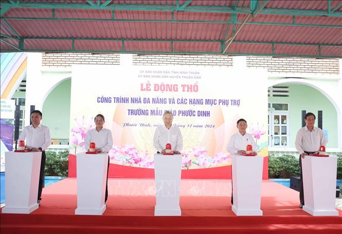 Tổng Bí thư Tô Lâm thăm và kiểm tra một số cơ sở kinh tế, văn hóa, xã hội tại Ninh Thuận