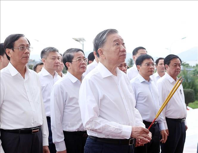Tổng Bí thư Tô Lâm dâng hương tại Nghĩa trang Liệt sỹ tỉnh Ninh Thuận