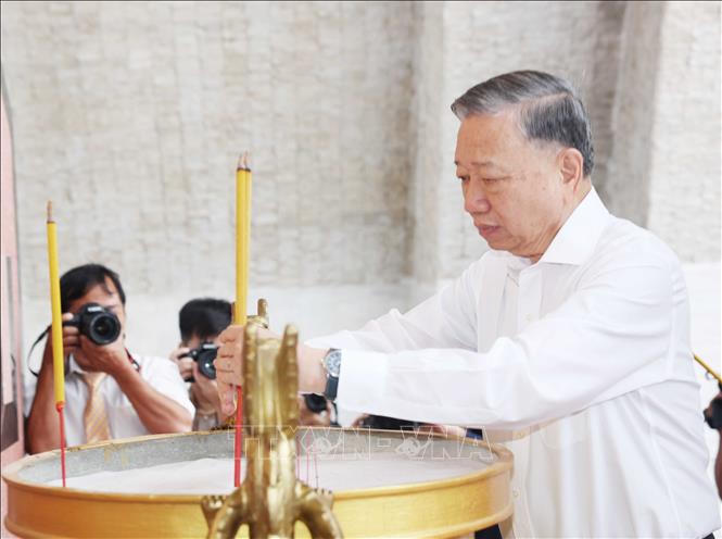 Tổng Bí thư Tô Lâm dâng hương tại Nghĩa trang Liệt sỹ tỉnh Ninh Thuận