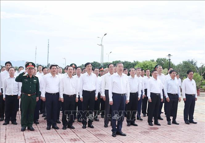 Tổng Bí thư Tô Lâm dâng hương tại Nghĩa trang Liệt sỹ tỉnh Ninh Thuận