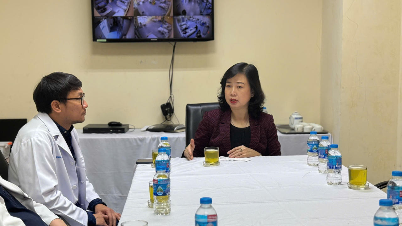 Bộ trưởng Đào Hồng Lan yêu cầu dành sự nỗ lực lớn nhất cho các bệnh nhân vụ cháy ở Phạm Văn Đồng