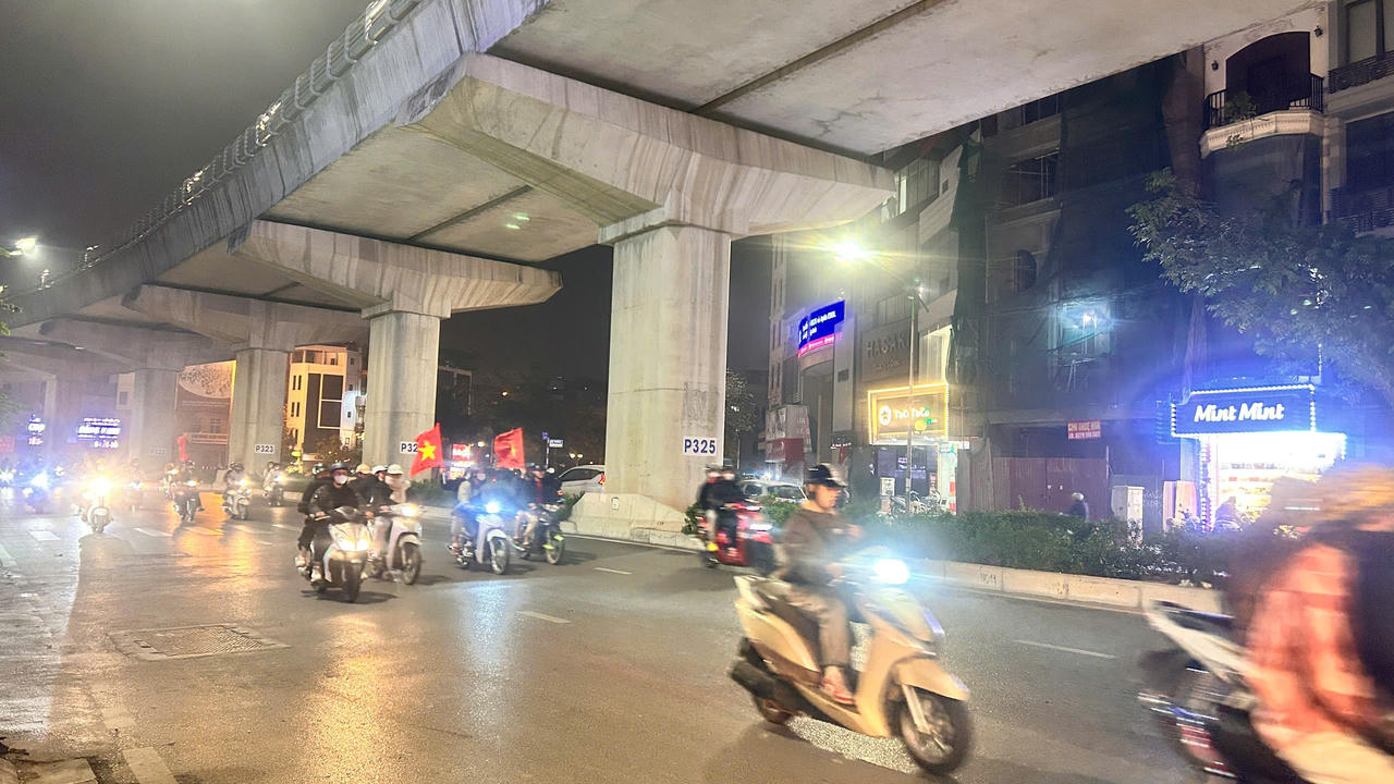 Người dân vui mừng xuống đường chúc mừng đội tuyển Việt Nam chiến thắng Thái Lan