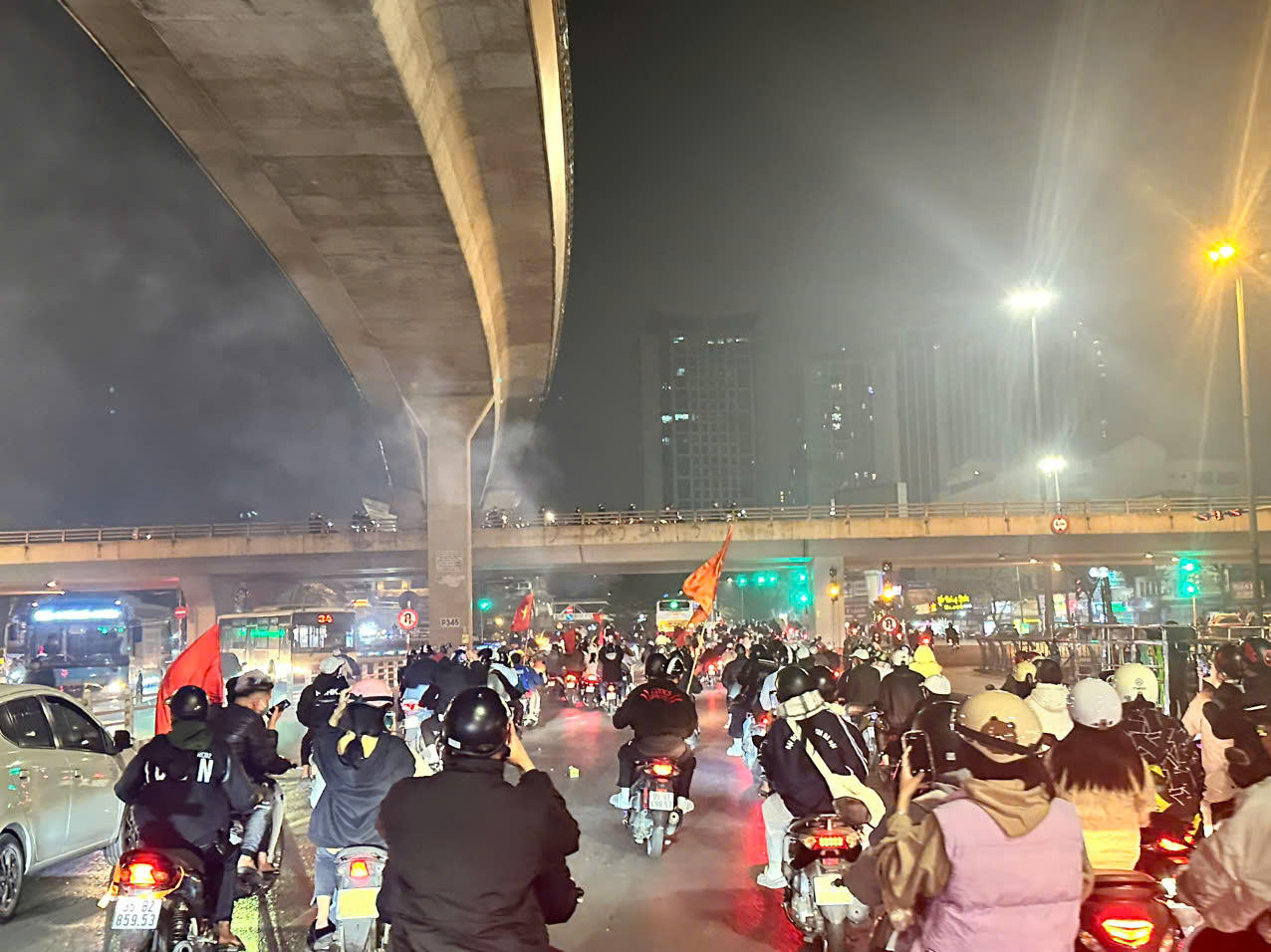 Người dân vui mừng xuống đường chúc mừng đội tuyển Việt Nam chiến thắng Thái Lan