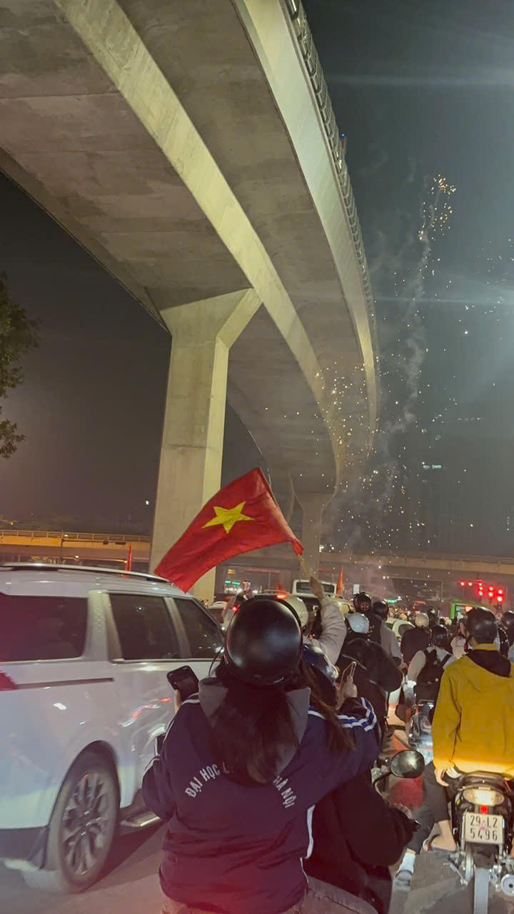 Người dân vui mừng xuống đường chúc mừng đội tuyển Việt Nam chiến thắng Thái Lan