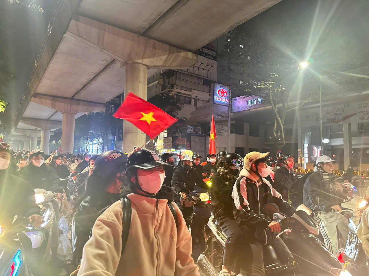 Người dân vui mừng xuống đường chúc mừng đội tuyển Việt Nam chiến thắng Thái Lan