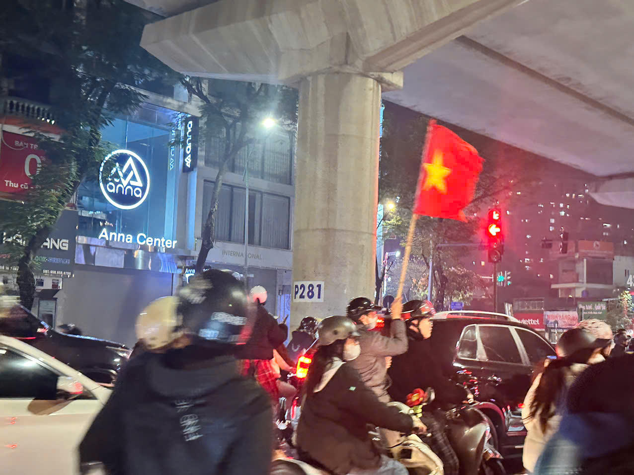 Người dân vui mừng xuống đường chúc mừng đội tuyển Việt Nam chiến thắng Thái Lan
